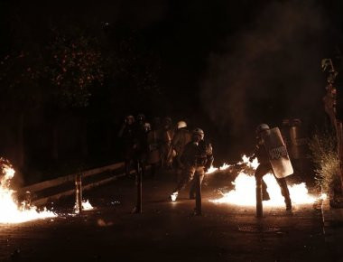 Ένταση στο Πολυτεχνείο: Κουκουλοφόροι πέταξαν μολότοφ σε διμοιρία των ΜΑΤ